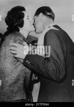 Bienvenue frère Philippe la Princesse Sophie de Hanovre accueille son frère avec un baiser à l'aéroport d'Athènes l'après-midi du 15 décembre 1961. Son frère est SAR le prince Philip, duc d'Édimbourg, mari de SM la reine Elizabeth II, qui est allé par avion spécial pour saluer le roi Paul de Grèce pour son soixantième anniversaire. Le prince Philippe n'a pas pu se rendre à Athènes le 14 décembre en raison d'engagements antérieurs. 17 décembre 1961 Banque D'Images