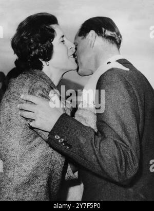 Bienvenue frère Philippe la Princesse Sophie de Hanovre accueille son frère avec un baiser à l'aéroport d'Athènes l'après-midi du 15 décembre 1961. Son frère est SAR le prince Philip, duc d'Édimbourg, mari de SM la reine Elizabeth II, qui est allé par avion spécial pour saluer le roi Paul de Grèce pour son soixantième anniversaire. Le prince Philippe n'a pas pu se rendre à Athènes le 14 décembre en raison d'engagements antérieurs. 17 décembre 1961 Banque D'Images