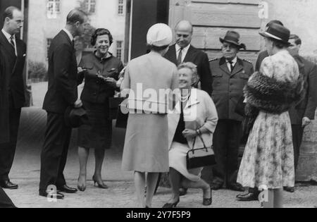 La princesse Sophie rencontre la reine Sophie de Hess à sa Majesté la reine Elizabeth II de Grande-Bretagne à l'arrivée de sa Majesté au château de Salem, maison de Theodora, la margravine de Bade (à droite) qui est la sœur du mari de la reine, SAR le duc d'Édimbourg (à gauche). Le fond du centre est le mari de la princesse Sophie, le prince Georg Wilhelm de Hanovre. Le couple royal britannique, qui est actuellement en visite d'État en Allemagne, passe le week-end au château. 23 mai 1965 Banque D'Images