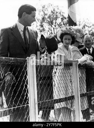 La princesse et le pilote L'affectation du capitaine de groupe Peter Townsend, jusqu'à récemment écuyer au palais de Buckingham, à l'ambassade britannique à Bruxelles, a une fois de plus attiré l'attention sur l'avenir de la princesse Margaret, âgée de 22 ans. Au cours des dernières années, son nom a été lié à un certain nombre d'hommes «éligibles» - dont beaucoup se sont mariés depuis - mais jamais auparavant il n'y a eu un match aussi probable pour la princesse que l'ancien pilote de la bataille d'Angleterre âgé de 38 ans. Beaucoup de gens, cependant, sont contre le mariage, car le capitaine du groupe Townsend était la partie innocente dans un divorce et il a reçu le c Banque D'Images