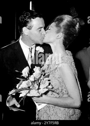 Jack Lemmon acteur américain embrasse son épouse Felicia Farr le 17 août 1962 Banque D'Images