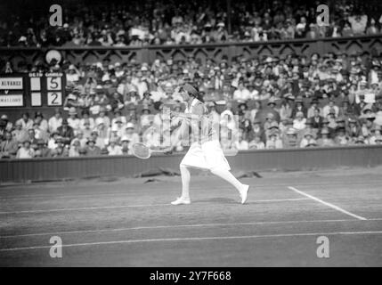 Senorita Lily D'Alvarez, la championne espagnole de tennis a battu Mme Mallory des États-Unis en demi-finale des Ladies Singles à Wimbledon, et va maintenant rencontrer Mme Kitty Godfree en finale. 1er juillet 1926. Banque D'Images