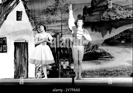 Dame Margot Fonteyn et Rudolph Nureyev vus lors des répétitions du ballet Giselle, de St Georges et Théopile Gautir qui a eu sa première représentation au théâtre de l'ouest, Berlin Ouest hier soir lors d'une représentation du Ballet australien le 1er décembre 1965 Banque D'Images