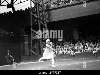 Mme Bundy (anciennement Miss May Sutton) en jeu aux Championnats de tennis sur gazon de Wimbledon le 3 juillet 1929 Banque D'Images