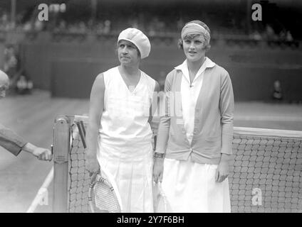 Mme Bundy a quitté (anciennement Miss May Sutton) avec Joan Ridley aux Championnats de tennis sur gazon de Wimbledon le 3 juillet 1929 Banque D'Images