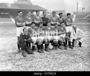 Pour la première fois depuis le tragique accident d'avion de Munich, des membres du club Manchester United Football ont posé pour une photo. Première rangée : de gauche à droite : Jack Crompton, (entraîneur) Alec Dawson, Mark Pearson, Billy Foulkes (capitaine), Ernie Taylor, Colin Webster, et l'entraîneur adjoint Bill Inglis. Rangée arrière : de gauche à droite : Harrop, Ian Greaves, Fred Goodwin, Harry Gregg, Stan Crowther, Ron Cope et Seamus Brennan. 13 mars 1958. Banque D'Images