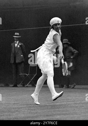 Mme Bundy (anciennement Miss May Sutton) en jeu aux Championnats de tennis sur gazon de Wimbledon le 3 juillet 1929 Banque D'Images