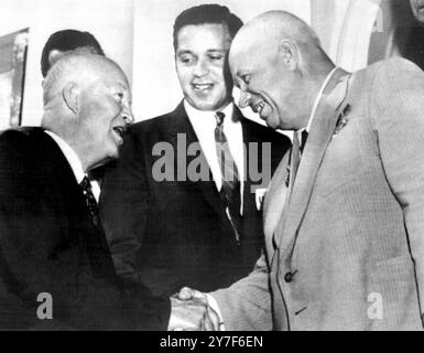 Le président Eisenhower gauche serre la main et fait ses adieux au premier ministre soviétique Nikita Khrouchtchev sur les marches de Blair House avec l'interprète Oleg Troyanovsky le 28 septembre 1959 Banque D'Images