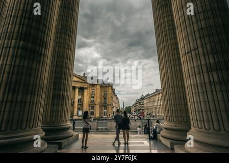 Paysage urbain de Paris encadré par les colonnes du Panthéon un jour nuageux - Paris, France Banque D'Images