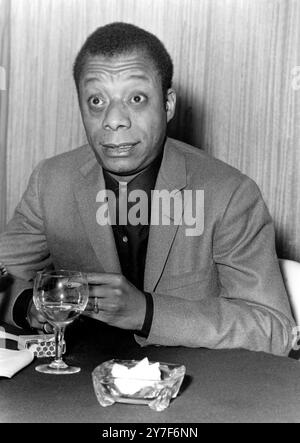 James Baldwin parle - M. James Baldwin, l'écrivain américain, photographié lors d'une conférence de presse qu'il a donnée à Londres le 22 février 1965 et au cours de laquelle il a parlé de l'assassinat hier de Malcolm X, le leader nationaliste noir américain, qui a été abattu à Harlem alors qu'il s'adressait à une réunion de ses partisans. - M. Baldwin, qui est à Londres pour la présentation de son "Blues for Mister Charlie" pendant la saison mondiale de théâtre, aurait déclaré hier soir sur le tournage de Malcolm X, "ce qui lui est arrivé va probablement nous arriver à tous. Le climat que vous avez créé en Occident Banque D'Images