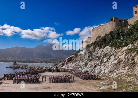 Les légionnaires du 2e Régiment étranger de parachutistes, dirigé par le général Cyrille Youchtchenko, célèbrent la Saint Michel le 29 septembre 2024 dans le port de Calvi. Corse, France. Le 2e REP est le seul régiment aéroporté de la Légion étrangère française. Constituée en Algérie fin 1955, elle est stationnée près de la ville de Calvi, en Corse, depuis qu'elle s'y est déplacée de Bou SFER en Algérie à la mi-1967. Le 2e REP participe activement à la guerre d'Algérie (1954-62). En 1978, il est devenu populaire dans le monde entier grâce à l'opération réussie à Kolwezi. Photo Shootpix/ABACAPRESS. COM Banque D'Images