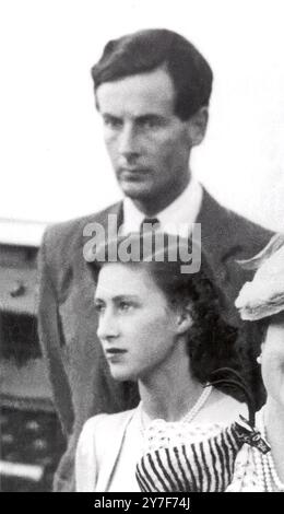 La Princesse et le pilote, 17 juillet 1953 L'affectation du groupe-Capitaine Peter Townsend, jusqu'à il y a peu, à Buckingham Palace, à l'ambassade britannique à Bruxelles, a une fois de plus attiré l'attention sur l'avenir de la Princesse Margaret, 22 ans. Au cours des dernières années, son nom a été lié à un certain nombre d'hommes «éligibles» - dont beaucoup se sont mariés depuis - mais jamais auparavant il n'y a eu un match aussi probable pour la princesse que l'ancien pilote de bataille d'Angleterre âgé de 38 ans. Beaucoup de gens, cependant, sont contre le mariage, car le groupe-capitaine Townsend était la partie innocente dans un divorce, et lui Banque D'Images