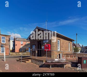 Le bureau des capitaines de port dans un édifice traditionnel en pierre à la limite du port d'Arbroath, près de Brothock Burn, avec la ville en arrière-plan. Banque D'Images