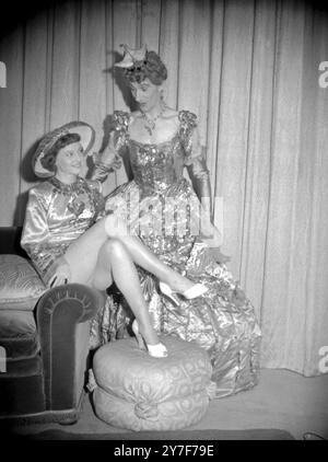 Jean Carson, 23 ans, qui prend le rôle du principal Boy dans la pantomime Alladin d'Emille Littler, qui ouvre au Casino de Londres le 19 décembre (la première fois qu'elle prend ce rôle dans le West End) photographié avec Nat Jackley (Widow Twanky) lors d'une visite costumée au Palace Theatre. 31 octobre 1951 Banque D'Images