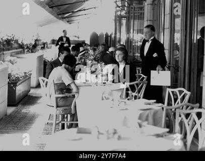 Heure du thé sur la terrasse du Dorchester pendant une vague de chaleur. Août 1932 Banque D'Images