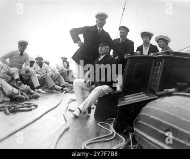 Le Roi en Yacht Race à Cowes le Roi, la Princesse Mary, la Marquise d'Hautpool et le Marquis de Soveral à bord du Royal Yacht 'Britannia' le 2 août 1921 Banque D'Images