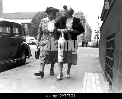 Arrivée pour le deuxième jour du procès Christie aujourd'hui est le deuxième jour du procès de John Reginald Halliday Christie, qui est accusé du meurtre de sa femme, Ethel Christie. Photos : Mme Rees, témoin, arrive au Old Bailey avec sa fille, qui n'est pas concernée par l'affaire. 23 juin 1953 Banque D'Images