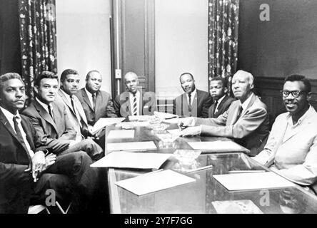 Lors d'une réunion ici au siège de la NAACP le 29 juillet sont de gauche à R Bayard Rustin, chef de Washington march, Jack Greenberg avocat de la NAACP, Whitney M Young Jnr, directeur exécutif de la National Urban League, James Farmer National Core Director, Roy Wilkins secrétaire exécutif de la NAACP, le révérend Dr Martin Luther King , président de la Southern Christian leadership Conference, John Lewis président du comité de coordination non-violent étudiant, Philip Randolph, chef du Black American Labour Council et Courtney Fox du groupe étudiant. Wilkins a lu une déclaration signée par lui-même, King, Young et Randolph Banque D'Images