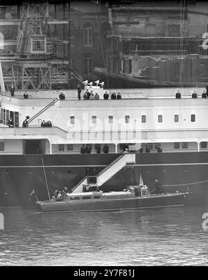 Royal Yacht 'Britannia' alors qu'elle arrive à quai à Londres. À bord se trouvent la reine Elizabeth II le duc d'Édimbourg et les enfants royaux. La Reine mère monte la passerelle de Britannia pour accueillir sa fille et sa famille. Londres - 15 mai 1954 Banque D'Images