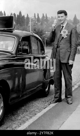 Peter Griffiths, candidat conservateur pour Smethwick, fait campagne lors d'une tournée de la circonscription. 28 septembre 1964 Banque D'Images