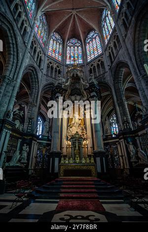 L'autel et le vitrail de la cathédrale Saint-Bavon - Gand, Belgique Banque D'Images