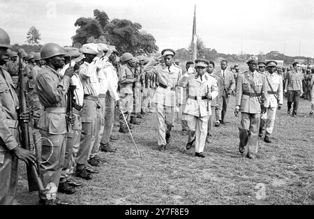 Le président du Congo, Joseph Kasavubu (2ème à droite), passe en revue les troupes accompagnées de l'ancien colonel nouvellement nommé major-général Joseph Mobutu (au centre) lors d'un défilé pour célébrer son nouveau grade au camp militaire de 'Kokolo' de Leopoldville. L'extrême droite est le major M. Kilembe qui succède à Mobutu comme chef d'état-major. Leopoldville - 23 janvier 1961 Banque D'Images