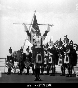 Dagenham Girl Pipers sur le paquebot États-Unis à Southampton avant de naviguer vers l'Amérique à l'hôtel Tropicana à Las Vegas. 17 octobre 1960 Banque D'Images