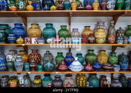 Une variété colorée de céramiques à vendre dans la Médina, Tanger, Maroc Banque D'Images