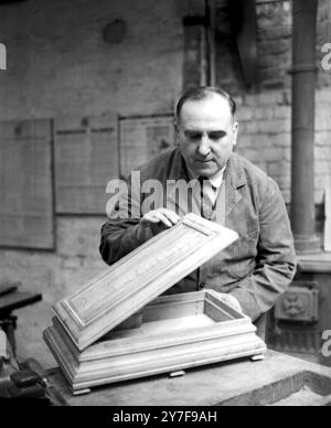 Chislehurst, Kent : M. JH Easden de Royal Parade, Chislehurst, apporte la touche finale au cercueil qui contiendra le gant traditionnel que la Reine utilisera lors du couronnement. Il a été commissionné par la Worshipful Company of Glovers, de Londres, qui a été accordé par le comte maréchal le privilège de fournir le gant du couronnement. La reine a nommé Lord Woolton, chancelier du duché de Lancaster, pour faire la présentation à l'abbaye de Westminster. - - Chêne des bois du fleuron de Nelson 'Victory' a été utilisé dans la fabrication, et le cercueil est doublé de velours violet de W. Banque D'Images