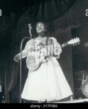 Sœur Rosetta (Holy Roller) Tharpechanteuse de gospel des États-Unis faisant ses débuts à Londres au vieux Chiswick Empire Theatre. 1957 Banque D'Images