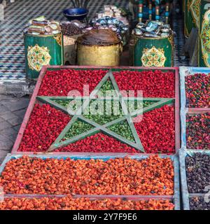 Épices aromatiques exposées, en forme de drapeau marocain, devant une boutique du souk de Marrakech, Maroc Banque D'Images