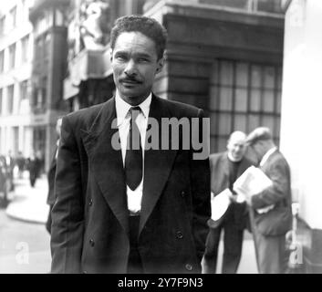 Arrivée pour le deuxième jour du procès Christie 23 juin 1953 aujourd'hui est le deuxième jour du procès de John Reginald Halliday Christie, qui est accusé du meurtre de sa femme, Ethel Christie. Photos prises : M. Beresford Brown, qui vivait dans l'appartement au-dessus de Christie, arrivant au Old Bailey ce matin. Banque D'Images