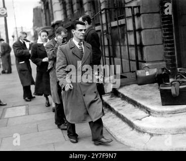 Christie in court Again - 29 avril 1953 John Reginald Halliday Christie, âgé de 55 ans, a fait une nouvelle comparution à la Cour de justice de Clerkenwell, Londres, aujourd'hui, accusé du meurtre de quatre femmes : sa femme, Ethel Christie ; Rita Elizabeth Nelson, âgée de 24 ans ; Kathleen Maloney, 25 ; et Hectorina McKay Maclennan, 25. Les corps figuraient parmi ceux trouvés dans la maison et le jardin au no 10 Rillington place, Notting Hill, Londres. Photos : William Maloney (au recto) un des témoins de l'affaire, en route pour la Cour ce matin. Banque D'Images