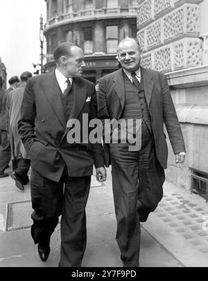Deuxième jour du procès pour meurtre de Christie à Old Bailey 23 juin 1953 Une déclaration qui aurait été faite par Christie dans laquelle il a décrit comment il a étranglé Mme Evans, dont le mari a été pendu pour le meurtre de leur fille bébé, a été lue au tribunal par le procureur général ce matin. Photo montre : l'inspecteur en chef Albert Griffin (à gauche) qui a trouvé le corps de Mme Christie, avec l'inspecteur-détective Kelly pendant la pause déjeuner ce matin. Banque D'Images