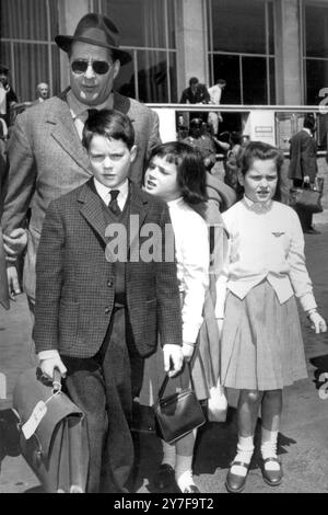 Le réalisateur italien Roberto Rossellini arrive à Rome avec ses trois enfants issus de son mariage avec Ingrid Bergman , Robertine et les jumelles Isabella et Isotta. 10 avril 1960 Banque D'Images