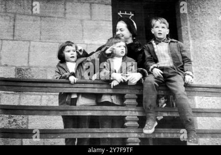 L'actrice de cinéma suédoise Ingrid Bergman regarde depuis le balcon de son hôtel ses enfants Roberto et ses jumelles Ingrid et Isabella. Cotina D'Ampezzo, Italie - 12 février 1958 Banque D'Images