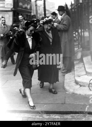 Christie au tribunal de nouveau le 29 avril 1953 John Reginald Halliday Christie, âgé de 55 ans, a fait une nouvelle comparution au Clerkenwell Magistrates court, Londres, accusé des meurtres de quatre femmes : sa femme, Ethel Christie ; Rita Elizabeth Nelson, âgée de 24 ans ; Kathleen Maloney, 25 ; et Hectorina McKay Maclennan, 25. Les corps figuraient parmi ceux trouvés dans la maison et le jardin au No 10, Rillington place, Notting Hill, Londres. Photo montre : Mme Ree (à droite) un des témoins, avec sa fille, qui n'est pas dans l'affaire. Banque D'Images