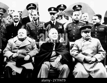 Revendication de la victime de Yalta - Winston Churchill (à gauche), Franklin d Roosevelt (au centre) et Josef Staline avec leurs conseillers lors des pourparlers de l'Accord de Yalta en février 1945. Aujourd'hui (26 janvier 1988), dans son nouveau livre, femme au foyer écossaise et survivante des rapatriements ultérieurs, Zoe Polanska-Palmer, affirme que la Grande-Bretagne cache toujours la vérité sur son rôle dans l'envoi de milliers d'Européens de l'est à leur mort. Banque D'Images