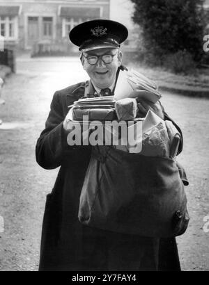 Lors de sa dernière livraison, le 12 novembre 1959, le postier Frederick Smith d'Essex Road, Longfield, Kent, est photographié en train de faire sa dernière livraison - depuis 60 ans et après 31 ans en tant que postier, il prend maintenant sa retraite. Mais les gens de Hartley, où il est vu faire cette livraison finale, sont les gens qui vont le plus lui manquer - car il a passé la majorité de son temps à travailler dans ce village. Banque D'Images