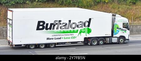 Buffaload UK une entreprise de transport logistique Volvo camion unité d'alimentation et remorque semi-articulée profilée conduisant sur la route autoroutière M25 Essex UK Banque D'Images