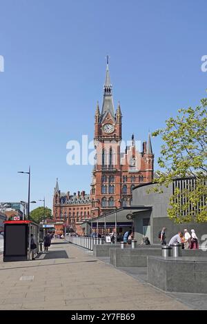 Paysage urbain vu de l'extérieur de la gare de Kings Cross vers l'entrée de la gare terminus de St Pancras dans Renaissance London Hotel England UK Banque D'Images