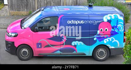 Octopusenergy Engineer dans la vue latérale van coloré part de la propriété résidentielle après l'installation du nouvel équipement de recharge de voiture EV Essex England UK Banque D'Images