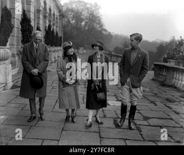 M. et Mme Henry Ford avec Lady Astor et le Hon. W. W. Astor à Clivedon. 14 avril 1928 Banque D'Images