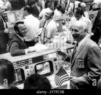 Robert R. Gilruth Directeur du groupe de travail spatial de la National Aeronautics and Space Administration des États-Unis au Centre de contrôle de mission après un retour réussi au sol du vaisseau spatial Apollo 10 . Houston, Texas - 27 mai 1969 Banque D'Images