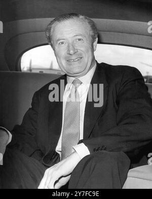 Duncan Sandys, secrétaire d'État aux relations avec le Commonwealth et secrétaire d'État aux colonies, qui a aidé Lord Privy Seal M. Edward Heath dans les négociations à Bruxelles pour que la Grande-Bretagne adhère au marché commun, photographié après un vol à l'aéroport de Londres depuis la capitale belge. 5 août 1962 Banque D'Images