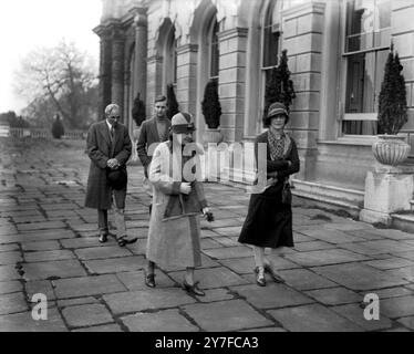 M. et Mme Henry Ford avec Lady Astor et le Hon. W. W. Astor à Clivedon. 14 avril 1928 Banque D'Images