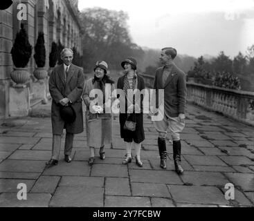 M. et Mme Henry Ford avec Lady Astor et le Hon. W. W. Astor à Clivedon. 14 avril 1928 Banque D'Images