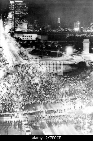 Des manifestants anti-guerre en conflit avec les gardes nationaux qui ont interrompu la Convention nationale démocratique. Photo : vue générale de Michigan Avenue montrant les milliers de manifestants et la ligne de police soutenue par les gardes nationaux. Chicago, Illinois, États-Unis - 28 août 1968 Banque D'Images