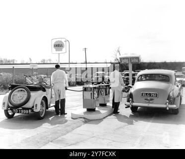 Remplissage automatique d'essence démonstration du « ravitaillement avec télélecteur », où la pompe et le compteur sont séparés et installés de manière pratique du point de vue du fonctionnement efficace de la piste de la station-service. 27 mars 1961 Banque D'Images