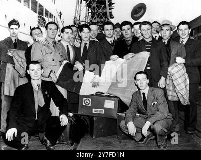 Excités et heureux, face à une nouvelle vie, un groupe d'Irlandais recrutés pour les mines en Afrique du Sud sont arrivés au Cap sur le château d'Arundel en route pour Johannesburg. J. Kane de Kerry, F Scanlan, F Griffith, et A Clinton de Dublin, LO'Sullivan de Tipperary, E Grady du comté de Cavan, J hoare du Kentucky, M Boyce et G Leafield de Dublin. 11 avril 1949 Banque D'Images